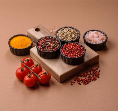 Hint baharatları, biber, tuz, zerdeçal, yemek malzemeleri. Biber, tuz ve zerdeçal sizin tasarımınız için bir gıda arka planıdır.