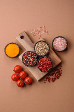 Hint baharatları, biber, tuz, zerdeçal, yemek malzemeleri. Biber, tuz ve zerdeçal sizin tasarımınız için bir gıda arka planıdır.