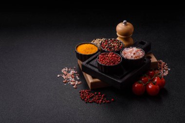 Hint baharatları, biber, tuz, zerdeçal, yemek malzemeleri. Biber, tuz ve zerdeçal sizin tasarımınız için bir gıda arka planıdır.