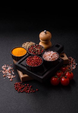 Hint baharatları, biber, tuz, zerdeçal, yemek malzemeleri. Biber, tuz ve zerdeçal sizin tasarımınız için bir gıda arka planıdır.