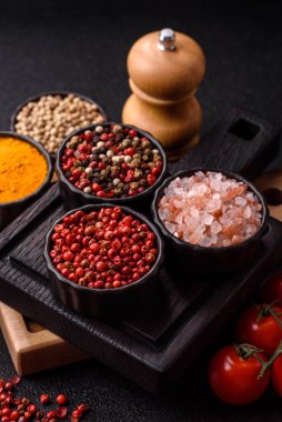 Hint baharatları, biber, tuz, zerdeçal, yemek malzemeleri. Biber, tuz ve zerdeçal sizin tasarımınız için bir gıda arka planıdır.