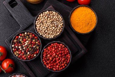 Hint baharatları, biber, tuz, zerdeçal, yemek malzemeleri. Biber, tuz ve zerdeçal sizin tasarımınız için bir gıda arka planıdır.