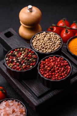 Hint baharatları, biber, tuz, zerdeçal, yemek malzemeleri. Biber, tuz ve zerdeçal sizin tasarımınız için bir gıda arka planıdır.