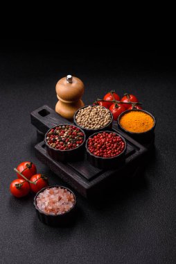Hint baharatları, biber, tuz, zerdeçal, yemek malzemeleri. Biber, tuz ve zerdeçal sizin tasarımınız için bir gıda arka planıdır.