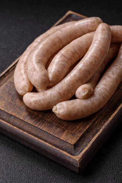 Çiğ domuz eti ya da ızgara için tavuk eti sosisi, baharatlı piknik yemeği. Tasarımınız için yemek arkaplanı olarak çiğ sosisler.