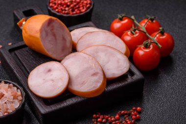 Jambon, sandviçler için pişmiş sosis dilimleri. Beyaz arka planda dilimlenmiş haşlanmış sosis.