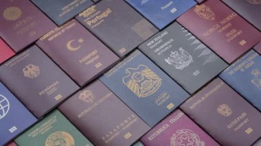 Farklı ülkelerin vatandaşlarının pasaportları, çeşitli ülkelerin pasaportlarından oluşan arka plan.