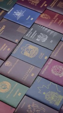 Farklı ülkelerin vatandaşlarının pasaportları, çeşitli ülkelerin pasaportlarından oluşan arka plan.