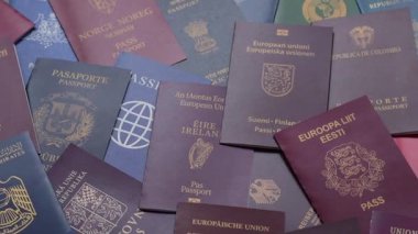 Farklı ülkelerin vatandaşlarının pasaportları, çeşitli ülkelerin pasaportlarından oluşan arka plan.