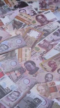 Para geçmişi, döviz kuru, farklı ülkelerden gelen kağıt banknotlar. Tasarımınız için finansal bir fon olarak para nakit para birimi