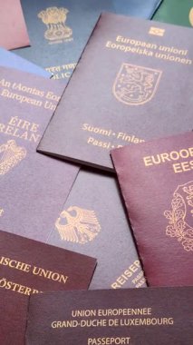 Farklı ülkelerin vatandaşlarının pasaportları, çeşitli ülkelerin pasaportlarından oluşan arka plan.