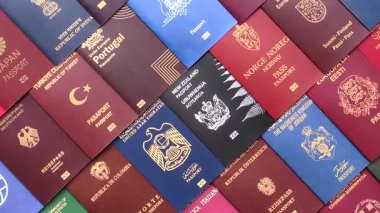 Farklı ülkelerin vatandaşlarının pasaportları, çeşitli ülkelerin pasaportlarından oluşan arka plan.