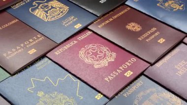 Farklı ülkelerin vatandaşlarının pasaportları, çeşitli ülkelerin pasaportlarından oluşan arka plan.