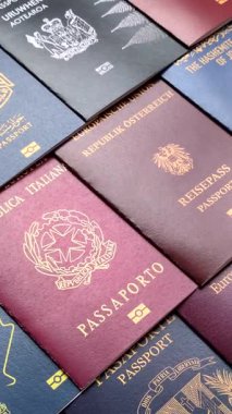 Farklı ülkelerin vatandaşlarının pasaportları, çeşitli ülkelerin pasaportlarından oluşan arka plan.