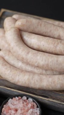 Çiğ domuz eti ya da ızgara için tavuk eti sosisi, baharatlı piknik yemeği. Çiğ sosis.