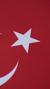 Bağımsızlığın sembolü olarak kırmızı beyaz Türk bayrağı. Türkiye Bayrağı