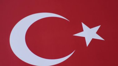 Bağımsızlığın sembolü olarak kırmızı beyaz Türk bayrağı. Türkiye Bayrağı