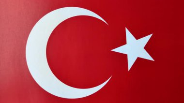 Bağımsızlığın sembolü olarak kırmızı beyaz Türk bayrağı. Türkiye Bayrağı