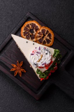 Noel süsü ve meyve aromalı bir dilim tatlı pasta. Tasarımın için yemek arkaplanı olarak bir dilim pasta