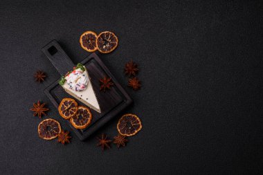 Noel süsü ve meyve aromalı bir dilim tatlı pasta. Tasarımın için yemek arkaplanı olarak bir dilim pasta