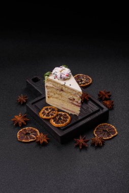 Noel süsü ve meyve aromalı bir dilim tatlı pasta. Tasarımın için yemek arkaplanı olarak bir dilim pasta