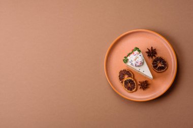 Noel süsü ve meyve aromalı bir dilim tatlı pasta. Tasarımın için yemek arkaplanı olarak bir dilim pasta