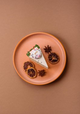 Noel süsü ve meyve aromalı bir dilim tatlı pasta. Tasarımın için yemek arkaplanı olarak bir dilim pasta