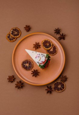 Noel süsü ve meyve aromalı bir dilim tatlı pasta. Tasarımın için yemek arkaplanı olarak bir dilim pasta