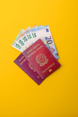 Seyahat, uçmak ve iş yapmak için İtalya pasaportu. İtalyanca belge, sınırı geçmek için kimlik