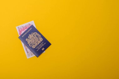 Seyahat etmek, uçmak ve iş yapmak için İngiliz pasaportu. Birleşik Krallık belgesi, sınırı geçmek için kimlik