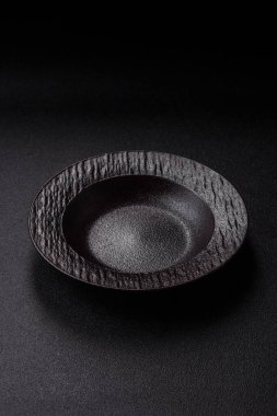 Masada boş bir seramik tabak, mutfak gereçleri. Tasarımınız için yiyecek arka planı olarak boş bir tabak