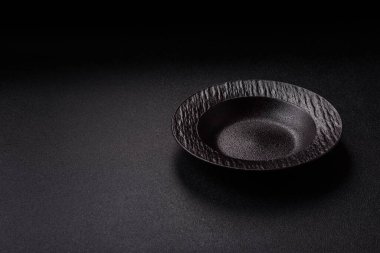 Masada boş bir seramik tabak, mutfak gereçleri. Tasarımınız için yiyecek arka planı olarak boş bir tabak