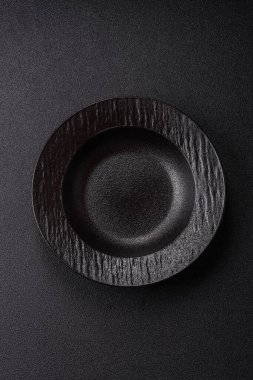 Masada boş bir seramik tabak, mutfak gereçleri. Tasarımınız için yiyecek arka planı olarak boş bir tabak