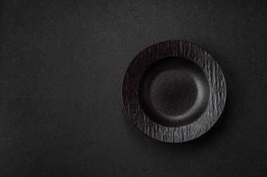 Masada boş bir seramik tabak, mutfak gereçleri. Tasarımınız için yiyecek arka planı olarak boş bir tabak