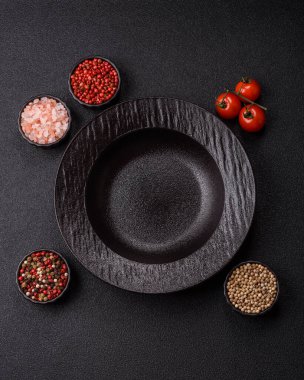 Masada boş bir seramik tabak, mutfak gereçleri. Tasarımınız için yiyecek arka planı olarak boş bir tabak