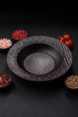 Masada boş bir seramik tabak, mutfak gereçleri. Tasarımınız için yiyecek arka planı olarak boş bir tabak