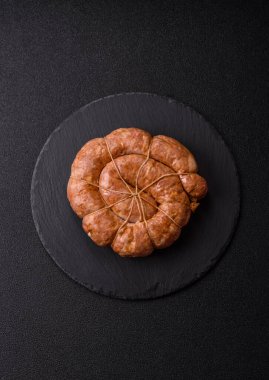 Spiral ya da salyangoz şeklinde ızgara sosis, baharat ve bitkilerle yapılmış tavuk ya da domuz eti yemeği. Dizaynınız için yemek arkaplanı olarak sarmal ya da salyangoz sosisi