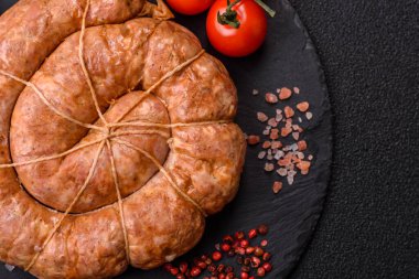 Spiral ya da salyangoz şeklinde ızgara sosis, baharat ve bitkilerle yapılmış tavuk ya da domuz eti yemeği. Dizaynınız için yemek arkaplanı olarak sarmal ya da salyangoz sosisi