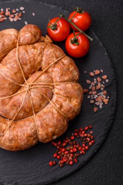 Spiral ya da salyangoz şeklinde ızgara sosis, baharat ve bitkilerle yapılmış tavuk ya da domuz eti yemeği. Dizaynınız için yemek arkaplanı olarak sarmal ya da salyangoz sosisi