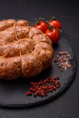 Spiral ya da salyangoz şeklinde ızgara sosis, baharat ve bitkilerle yapılmış tavuk ya da domuz eti yemeği. Dizaynınız için yemek arkaplanı olarak sarmal ya da salyangoz sosisi