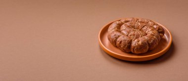 Spiral ya da salyangoz şeklinde ızgara sosis, baharat ve bitkilerle yapılmış tavuk ya da domuz eti yemeği. Dizaynınız için yemek arkaplanı olarak sarmal ya da salyangoz sosisi