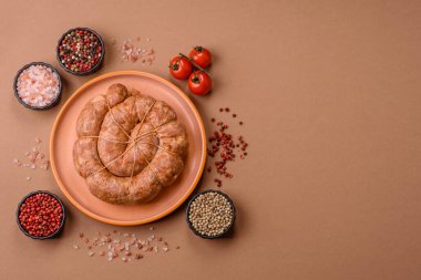 Spiral ya da salyangoz şeklinde ızgara sosis, baharat ve bitkilerle yapılmış tavuk ya da domuz eti yemeği. Dizaynınız için yemek arkaplanı olarak sarmal ya da salyangoz sosisi