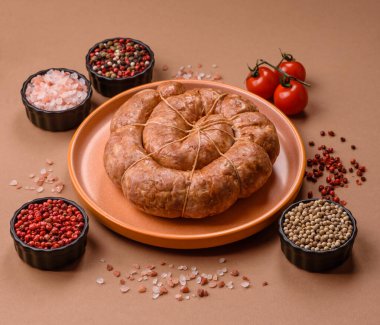 Spiral ya da salyangoz şeklinde ızgara sosis, baharat ve bitkilerle yapılmış tavuk ya da domuz eti yemeği. Dizaynınız için yemek arkaplanı olarak sarmal ya da salyangoz sosisi