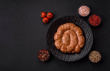 Spiral ya da salyangoz şeklinde ızgara sosis, baharat ve bitkilerle yapılmış tavuk ya da domuz eti yemeği. Dizaynınız için yemek arkaplanı olarak sarmal ya da salyangoz sosisi