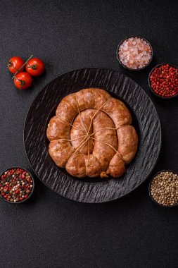 Spiral ya da salyangoz şeklinde ızgara sosis, baharat ve bitkilerle yapılmış tavuk ya da domuz eti yemeği. Dizaynınız için yemek arkaplanı olarak sarmal ya da salyangoz sosisi