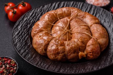 Spiral ya da salyangoz şeklinde ızgara sosis, baharat ve bitkilerle yapılmış tavuk ya da domuz eti yemeği. Dizaynınız için yemek arkaplanı olarak sarmal ya da salyangoz sosisi