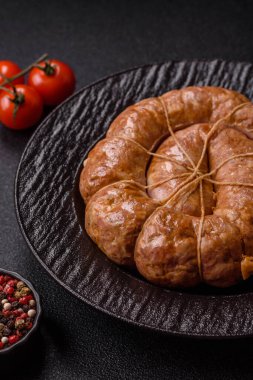 Spiral ya da salyangoz şeklinde ızgara sosis, baharat ve bitkilerle yapılmış tavuk ya da domuz eti yemeği. Dizaynınız için yemek arkaplanı olarak sarmal ya da salyangoz sosisi