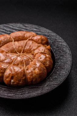 Spiral ya da salyangoz şeklinde ızgara sosis, baharat ve bitkilerle yapılmış tavuk ya da domuz eti yemeği. Dizaynınız için yemek arkaplanı olarak sarmal ya da salyangoz sosisi