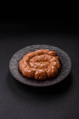 Spiral ya da salyangoz şeklinde ızgara sosis, baharat ve bitkilerle yapılmış tavuk ya da domuz eti yemeği. Dizaynınız için yemek arkaplanı olarak sarmal ya da salyangoz sosisi
