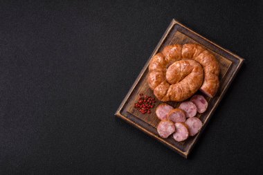 Spiral ya da salyangoz şeklinde ızgara sosis, baharat ve bitkilerle yapılmış tavuk ya da domuz eti yemeği. Dizaynınız için yemek arkaplanı olarak sarmal ya da salyangoz sosisi